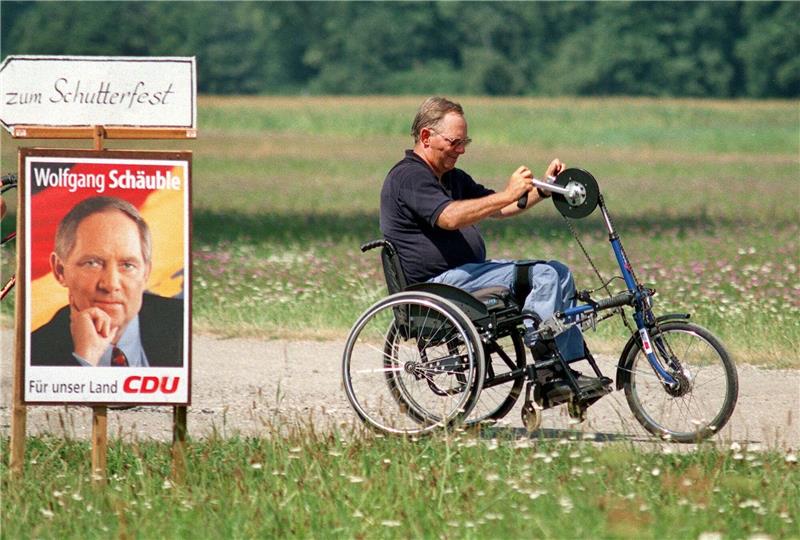 Oft war Schäuble mit seinem Rollbike sportlich unterwegs - wie hier im August 1998 in Offenburg.