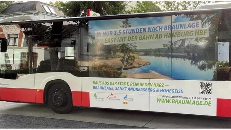 Ohne Dachmarke zu viele Informationen: Anhand dieses Busses erklärt Jan Werkmeister, wie wichtig eine kurze prägnante Werbung ist.