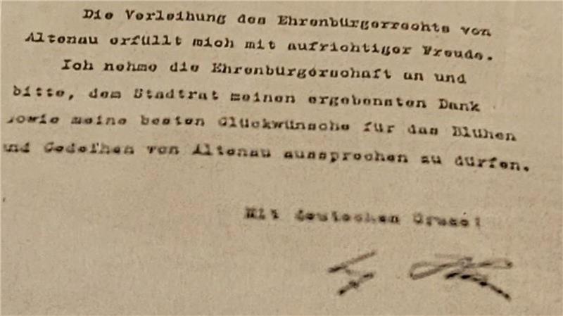 Ohne Einordnung oder Kontext landet das Hitler-Schreiben in der Festschrift.