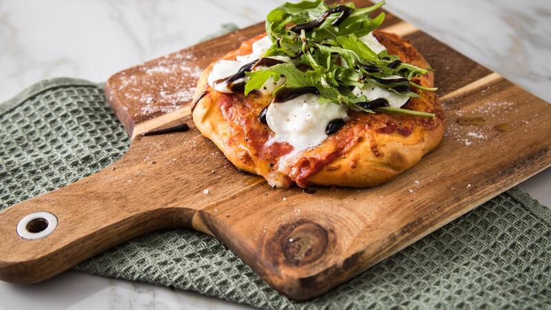 Ohne Fleisch, wenig Mozzarella: Das senkt den Fettgehalt einer Pizza.