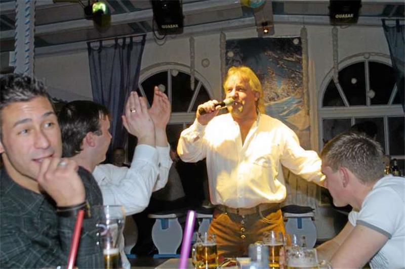 Ohne Frank Faber wäre die „Tenne“ für viele nicht die „Tenne“: Der Braunlager Sänger tritt beinahe jeden Abend im eigenen Lokal auf.  Archivfoto: Eggers