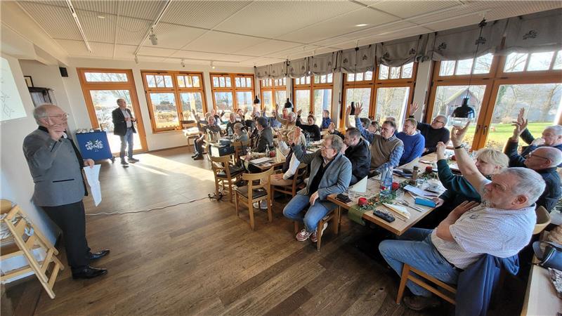 Ohne Gegenstimme votieren die Mitglieder des Fördervereins Historischer Burgberg mit gehobenen Händen dafür, das Projekt „Turmbau zu Harzburg“ fortzusetzen.