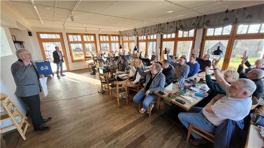 Ohne Gegenstimme votieren die Mitglieder des Fördervereins Historischer Burgberg mit gehobenen Händen dafür, das Projekt „Turmbau zu Harzburg“ fortzusetzen.