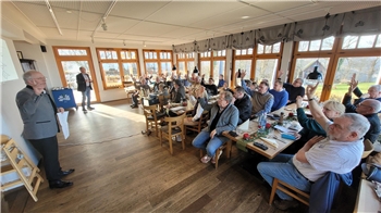 Ohne Gegenstimme votieren die Mitglieder des Fördervereins Historischer Burgberg mit gehobenen Händen dafür, das Projekt „Turmbau zu Harzburg“ fortzusetzen.