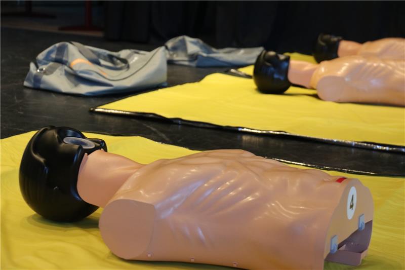 Goslarer Schüler sollen zu Lebensrettern werden Ohne Gesicht sehen die Puppen gewöhnungsbedürftig aus. Foto: Fricke