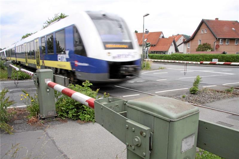 Ohne Halt düsen die Züge bisher an Othfresen vorbei. Das zu ändern hat Marco Rehberg mit einem Antrag an den Rat der Gemeinde im Sinn.  Foto: Kühlewind