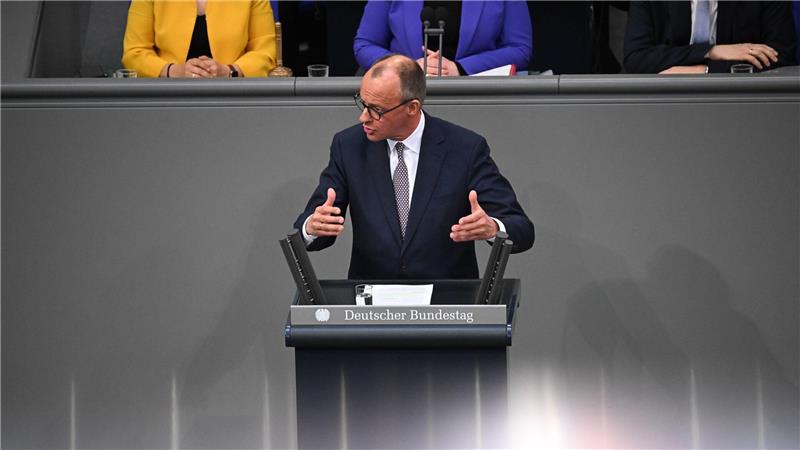 Bundestag stimmt für historisches Schuldenpaket Ohne Reformen und Sparen geht es auch mit dem Milliarden-Paket nicht, meint Merz.
