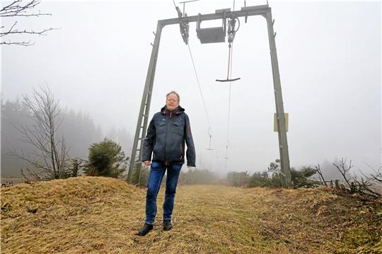 Ohne Schnee nichts los: Holger Körber aus Altenau will am Ende dieser Wintersaison den Skilift auf Torfhaus abreißen. Einen Skilift gibt es seit den 1960er Jahren auf Torfhaus. Foto: Neuendorf