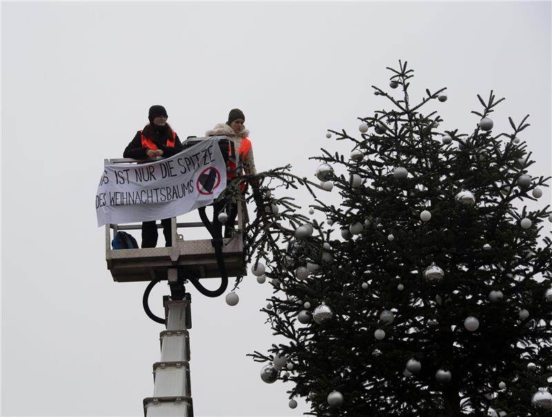 Ohne Spitze: Der Weihnachtsbaum vor dem Brandenburger Tor.