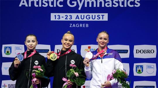 Ohne Visa: Angelina Melnikowa (M) und Anna Kalmykowa (l). (Archivbild)