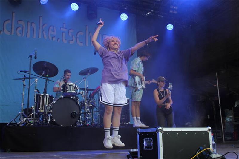 Buntes Festival mit Schwimmnudeln und Geburtstagsparty Ok.Danke.Tschüss improvisieren als Finale den Reggaesong „In den Pool“.
