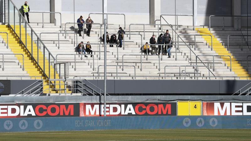 Bier, Wurst, Auto: So tickt Deutschland heute wirklich Okay, das ist besonders leer: Blick auf nur wenige Fans in einem Fußballstadion. (Archivbild)
