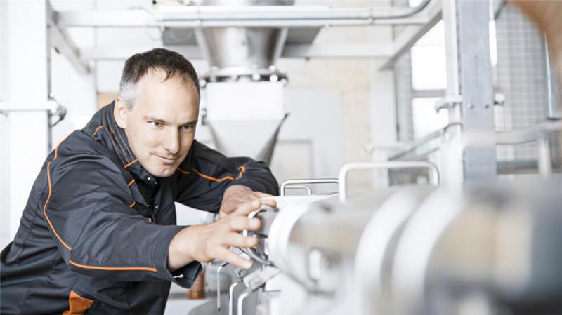 Oker-Chemie-Mitarbeiter Swen Weißhaupt an einer Dosierrinne für Silica Gel. Die Rinne regelt die Zufuhr des Trockenmittels auf ein Sieb. Oker-Chemie ist ein kleiner Betrieb, er gehört aber zur wohl stärksten Industriebranche im Landkreis Goslar.