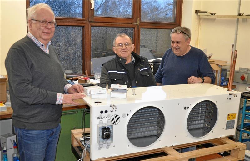 Okers Kältetechniker Prause schließt mit dem Kapitel Katar ab Okeraner Firmenfamilie mit festen Bindungen: Geschäftsführer Reinhard Prause kann sich auch in seiner neuen Firma am alten Sitz auf seine bewährten Stammkräfte Duncer Sen und Fahri Ekiz verlassen. Foto: Heine
