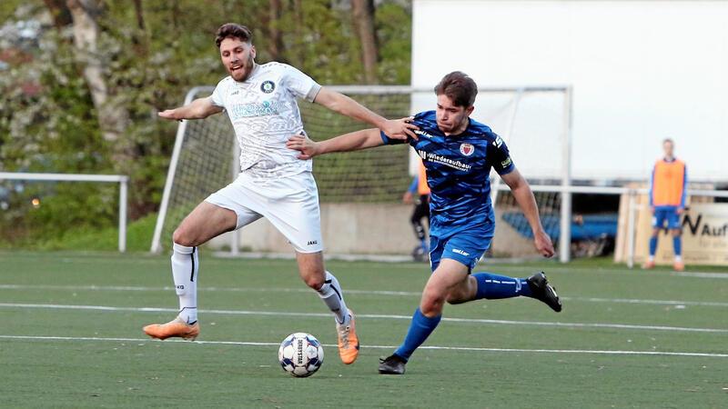 Okers Amed Altekin (l.) und GSC-Spieler Tobias Keil versuchen sich gegenseitig vom Ball fernzuhalten. In der Vorsaison endet das Hinspiel 2:2, und im Rückspiel gewinnt der GSC 4:3 in Oker.Foto: Neuendorf