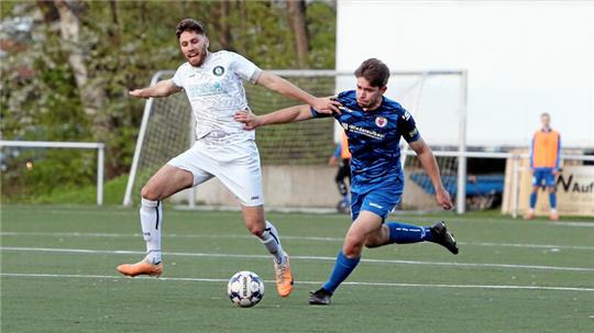 Okers Amed Altekin (l.) und GSC-Spieler Tobias Keil versuchen sich gegenseitig vom Ball fernzuhalten. In der Vorsaison endet das Hinspiel 2:2, und im Rückspiel gewinnt der GSC 4:3 in Oker.Foto: Neuendorf