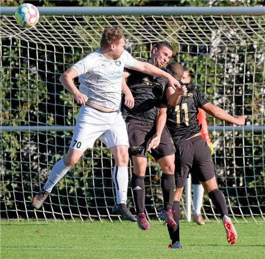 Okers André Wolf (li.) setzt sich im Kopfballduell gegen die beiden Lochtumer Danijel Vujicic (Mitte) und Christopher Kolm durch. Zum Sieg reicht das aber nicht, beide Seiten trennen sich 2:2. Foto: Drechsler