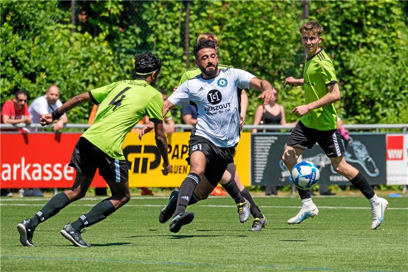 Okers Bünyram Kanliel (Mitte) setzt sich gegen Seesens Rishi Uthayachanthtran (li.) durch. Unerwartet deutlich gewinnt seine Mannschaft 4:1 gegen den direkten Konkurrenten. Foto: Frank Drechsler