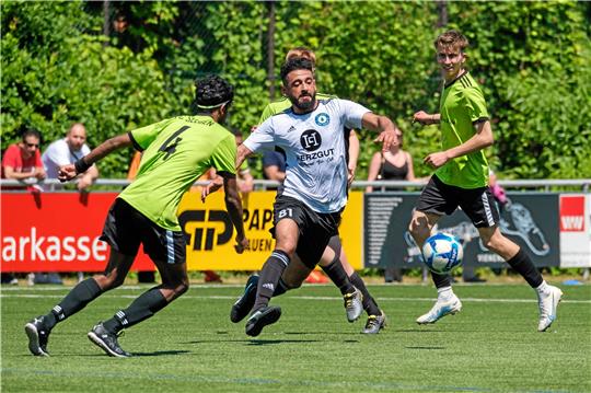 Okers Bünyram Kanliel (Mitte) setzt sich gegen Seesens Rishi Uthayachanthtran (li.) durch. Unerwartet deutlich gewinnt seine Mannschaft 4:1 gegen den direkten Konkurrenten. Foto: Frank Drechsler