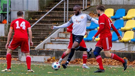 Oker gewinnt lahmes Kellerduell - GSC 08 vergoldet den Oktober Okers Chiemerie Nwankwo flankt am Adenberg ungehindert von den Spielern des FC Ilsetal vor das Tor. Die Gäste sind nicht nur hier zu passiv.Foto: Drechsler