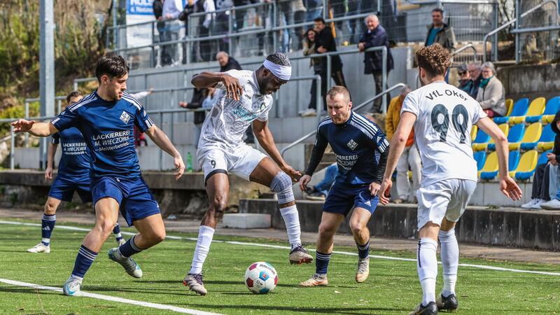 Oker kassiert in Überzahl den Ausgleich Okers Chiemerie Nwankwo versucht, sich gegen zwei Gegenspieler durchzusetzen. Timo Geldmacher (r.) bietet sich als Anspielstation an. Foto: Neuendorf
