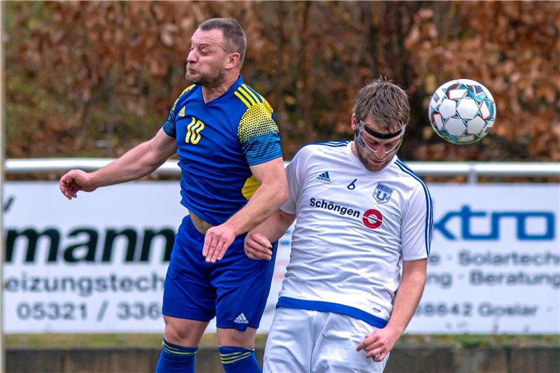 Okers Fisnik Jashari (li.) verliert zwar hier das Kopfballduell gegen Salzgitters Sebastian Bischoff, am Ende setzt sich der VfL aber mit 2:0 durch und bleibt damit in der Tabelle auf Platz zwei.