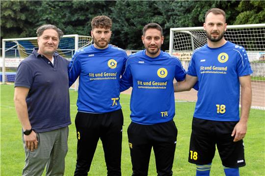 Okers Fußball-Obmann Ömer Özvar (li.) präsentiert mit Mehmet-Ali Tozlu (2.v.r.) einen Nachfolger für Doros Varnava. Das Duo Amed Altekin (2.v.l.) und Dennis Zellmer (1.v.r.) hatte übergangsweise den VfL trainiert. Foto: Epping