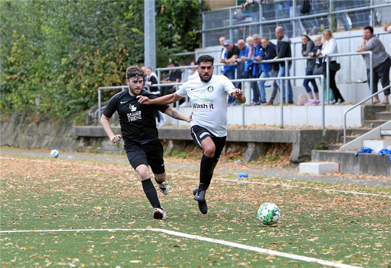 FG Vienenburg/Wiedelah schenkt Tabellenführung her Okers Mohamed Faour (re.) bleibt trotz des Schubsers des Vienenburger Nico Simon stabil.