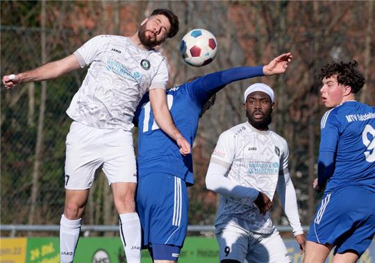 Okers Serwan Altekin (l.) schraubt sich gegen den Salzdahlumer Niklas Wittchen in die Luft. VfL-Siegtorschütze Chiemerie Nwankwo beobachtet die Szene. Foto: Drechsler
