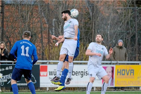 Okers Serwann Altekin setzt sich im Kopfballduell gegen Othfresens Claudio Russo durch. Am Ende trennen sich beide Seiten aber unentschieden. Foto: Drechsler