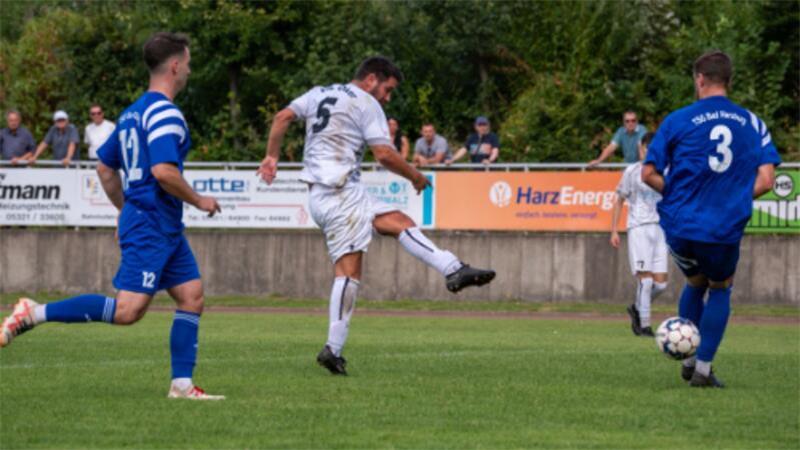 Der Rückrunden-Start wird vorgezogen Okers Spielertrainer Mehmed-Ali Tozlu (M.) plant, auch gegen den SV Innerstetal wieder selbst auf dem Platz zu stehen.