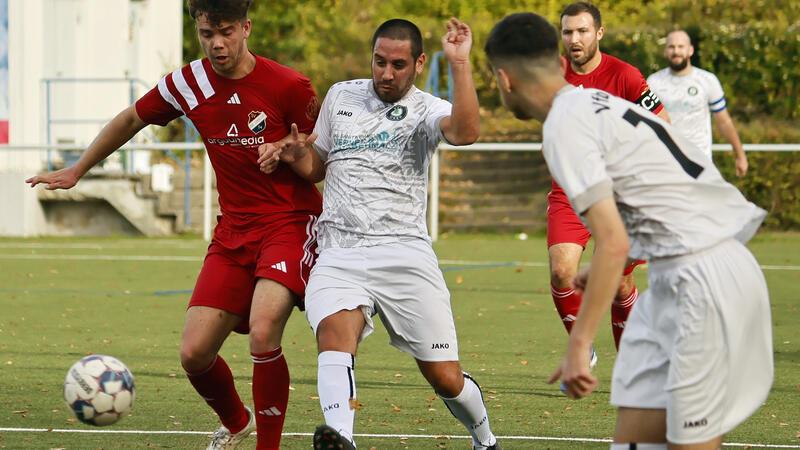 Für die Eintracht gibt es in der Kabine frische Farbe Okers Spielertrainer Mehmet-Ali Tozlu (2.v.l.) wird das Eintracht-Spiel ausschließlich von der Seitenlinie begleiten, er ist verletzt. Tozlu hat selbst früher für die Braunschweiger gespielt.