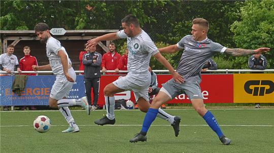 Okers Spielertrainer Mehmet-Ali Tozlu versucht, an einem Spieler des FC Ilsetal vorbeizuziehen. Links begleitet Enes Fidan den Angriff. Foto: Epping