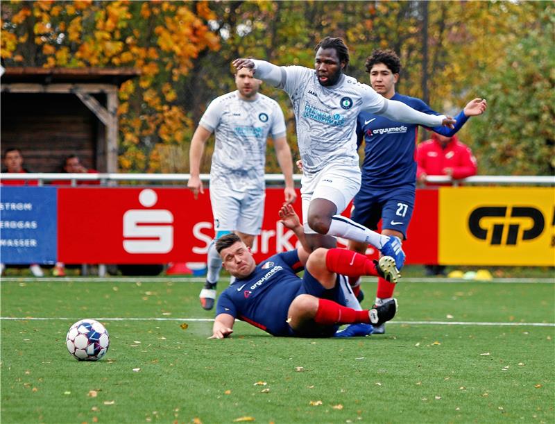 VfL Oker trotz Remis zurück auf Abstiegsplatz Okers Talent Mabidi (2. v. r.) ist auf dem Vormarsch, am Ende aber steht ein 1:1 gegen Fortuna Lebenstedt zu Buche. Foto: Epping