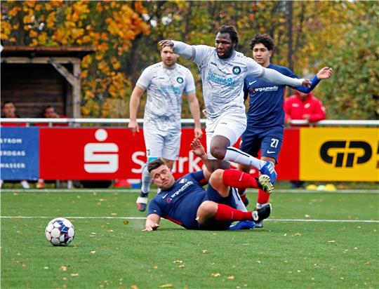 Okers Talent Mabidi (2. v. r.) ist auf dem Vormarsch, am Ende aber steht ein 1:1 gegen Fortuna Lebenstedt zu Buche. Foto: Epping