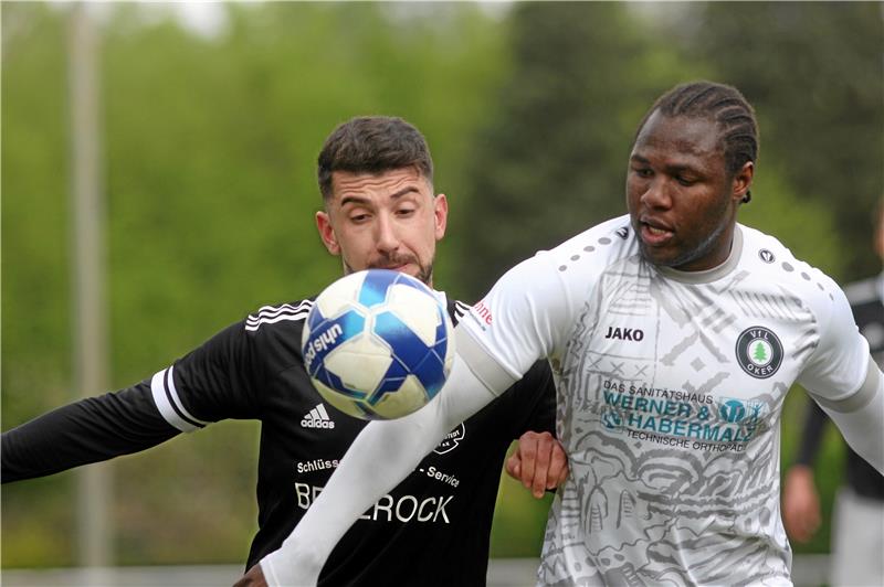 VfL Oker bricht ein: 0:8 gegen Bleckenstedt Okers Talent Mabidi (re.) schirmt den Ball vor einem Spieler aus Bleckenstedt ab. Der VfL verliert dennoch mit 0:8. Foto: Gietemann