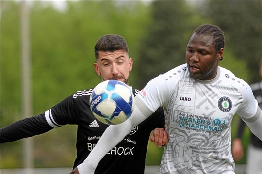 Okers Talent Mabidi (re.) schirmt den Ball vor einem Spieler aus Bleckenstedt ab. Der VfL verliert dennoch mit 0:8. Foto: Gietemann