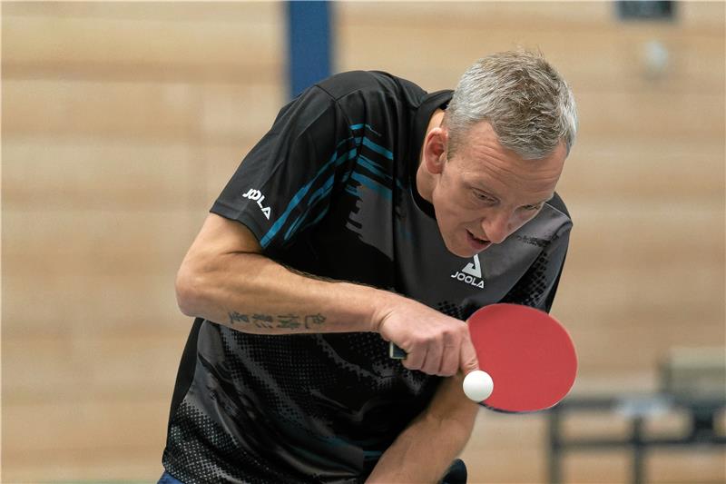 Meisterleistung reicht nicht zum Sieg Okers Topspieler Pascal Hoffmann gewinnt für den VfL in der Tischtennis-Landesliga seine Partie gegen den ehemaligen Zweitligaspieler Jens Klingspon. Foto: Drechsler