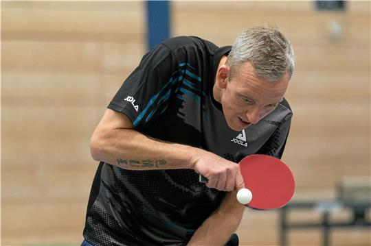 Okers Topspieler Pascal Hoffmann gewinnt für den VfL in der Tischtennis-Landesliga seine Partie gegen den ehemaligen Zweitligaspieler Jens Klingspon. Foto: Drechsler