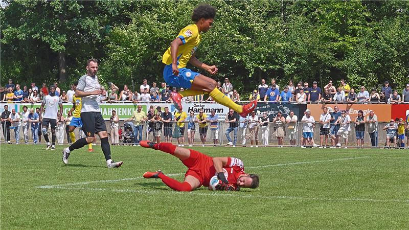 Okers Torhüter Pierre Holzberg hat gut zu tun und schnappt sich vor dem heraneilenden Sidi Guéssor Sané den Ball. Der Bruder von Bayerns Leroy Sané springt fair über den Schlussmann. 