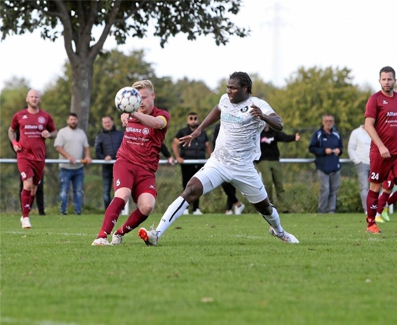 Oker will den letzten Schritt machen Okers Torjäger Talent Mabidi (r.) kommt im Hinspiel gegen Harlingerodes Kapitän Pascal Trampe zu spät. Der SC 18 entscheidet die Partie am Ende mit 2:0 für sich. Foto: GZ-Archiv