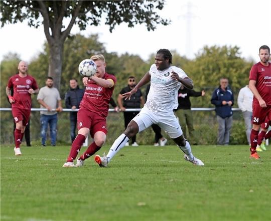 Okers Torjäger Talent Mabidi (r.) kommt im Hinspiel gegen Harlingerodes Kapitän Pascal Trampe zu spät. Der SC 18 entscheidet die Partie am Ende mit 2:0 für sich.  Foto: GZ-Archiv