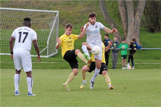 Okers Trainer Amed Altekin (re.) gegen Niklas Pannwitz vom SV Rammelsberg. Beide Teams sind am Mittwoch gefordert. Foto: Gietemann