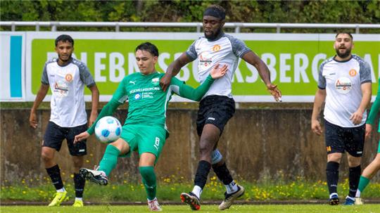 Okers Zugang Moustafa Zein El Ghacem, Chiemerie Nwankwo und Deniz Akbay (v.l.) im Testspiel gegen Landesligist TSC Vahdet Braunschweig, hier Luis Chamorro-Calderón am Ball. Ein Mannschaftsfoto des VfL kam nicht rechtzeitig zustande.