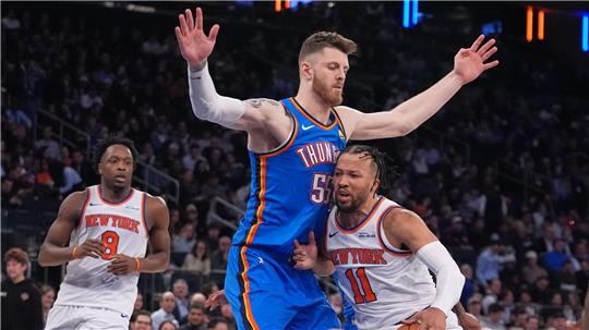 Oklahomas Isaiah Hartenstein (M) verletzte sich in der Partie gegen die New York Knicks an der Wade.