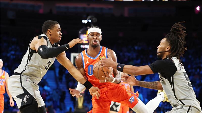 Ohne Franz Wagner: Magic verpassen Endspiel um den NBA Cup Oklahomas Superstar Shai Gilgeous-Alexander (M) kam gegen die Verteidigung der Spurs nicht zu seinem gewohnten Spiel.