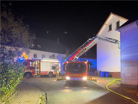 Oktober 2021 Die Feuerwehr rettet die Bewohner des Hauses. Vor Gericht soll nun geklärt werdemn: War der Brand ein versuchter Mord?