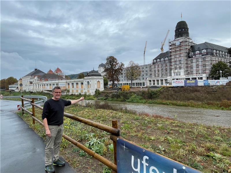 Oktober 2023: Karl Walkenbach, Sprecher der Stadt Bad Neuenahr-Ahrweiler zeigt über die Ahr ins Kurviertel. 2024 soll eine erste Etage im Steigenberger-Hotel wieder eröffnet werden. Die frühere Spielbank (links) ist im Bahnhof eingezogen. Foto: Kleine