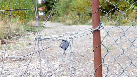 Oktober 2025: Eine Kette sichert das Zufahrtstor zur Othfresener Altlast Grube Ida.
