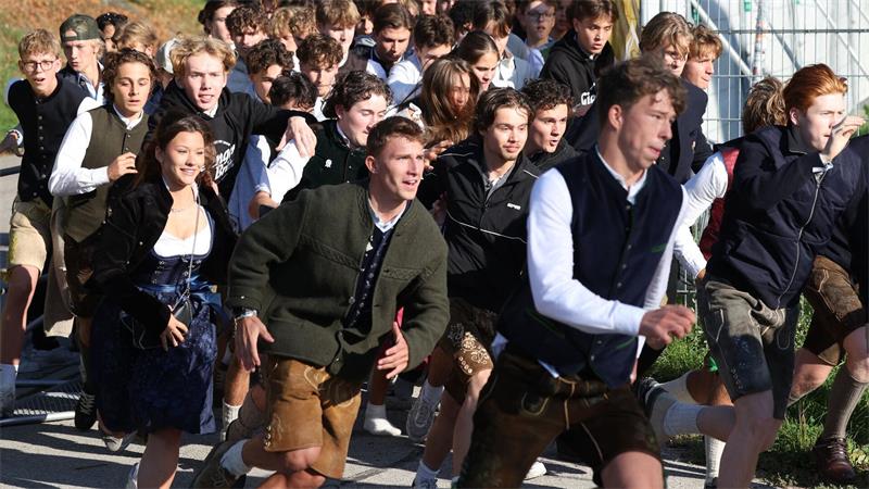Oktoberfest 2026: Besucher stürmen zum Wiesn-Auftakt die Festwiese.